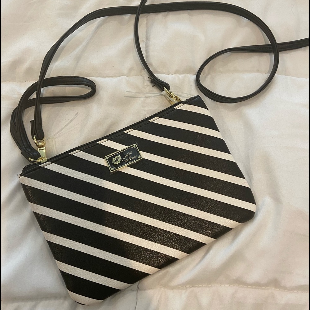 Cross body or wristlet